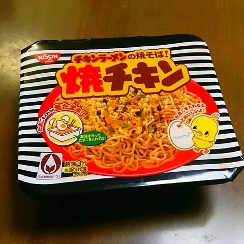 こんなの買った。アイディアスープ。麺がチキンラーメンなので、湯切りのお湯はスープになってる。ラー油の香りのソースを麺にからめて美味しく食べれた。|masahiroさん