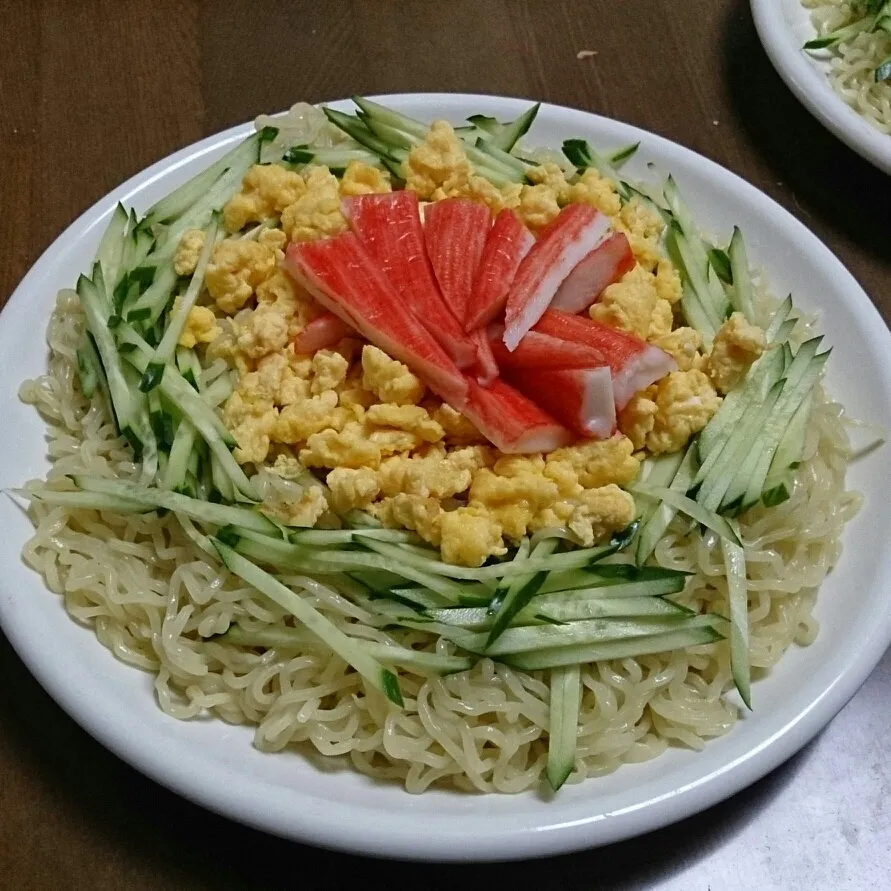 Snapdishの料理写真:過去の画像です。ラーメンサラダ。ゴマドレッシングをたっぷりかけて食べました。|masahiroさん