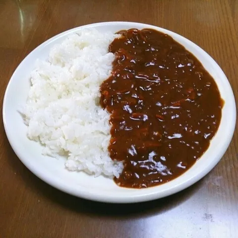 野菜カレー。食べたくなったので、作った。肉魚介類が苦手なので、ブイヨンも野菜ブイヨンを使用。
今日のはホテルカレーのルーを使用、野菜は超みじん切りで、長時間炒めたものを使ったので、抜群に美味しくできたよ。|masahiroさん