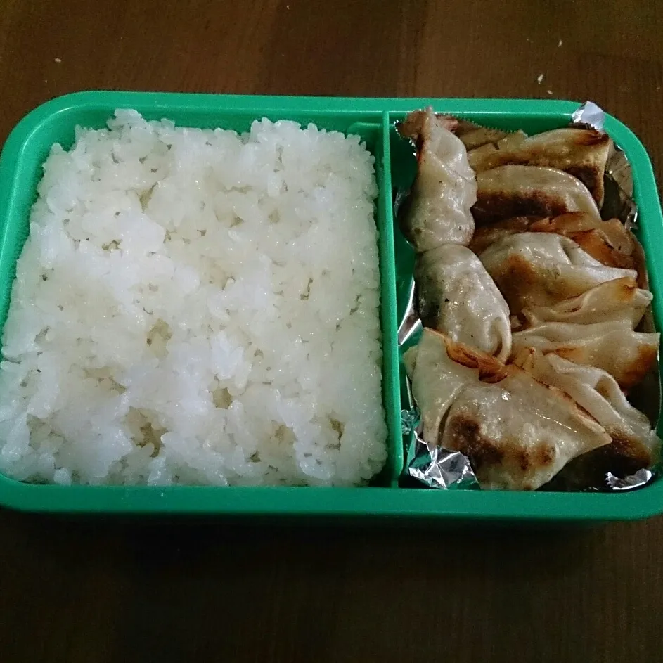 今日の男弁当。おつまみ餃子とご飯だけ。臭いが残らないハーブにんにく使用の餃子なので、会社の昼食で食べても大丈夫。食後は洗口剤もエチケット。|masahiroさん