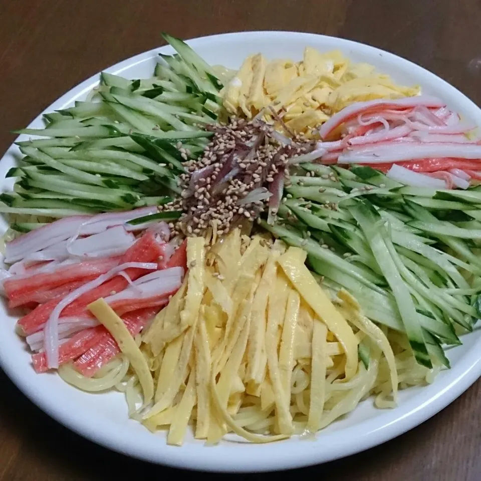 冷しラーメン。場所によっては、冷やし中華というね。今回は紅しょうががなかったので、ミョウガをのせた。たれは、自家製で、美味しいのができた。|masahiroさん