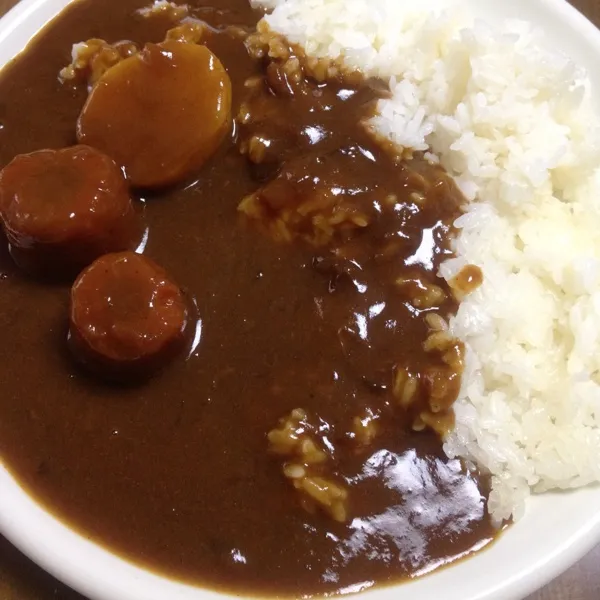 3日目のカレー。札幌だけど、スープカレーは嫌い。スパイス混ぜただけのインチキに思う。煮込んだ深みを続ける店の方が立派。カレーはルーカレーでないと。自信のない人はスープカレーに逃げる。|masahiroさん