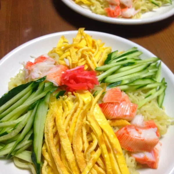 冷やしラーメン。今日は自作のスープにしてみた。醤油は昆布醤油じゃない方がいい、ゴマ油を増やした方がいい、みりんも加えた方が…とか、色々浮かんだけど、これはこれで良かった。|masahiroさん