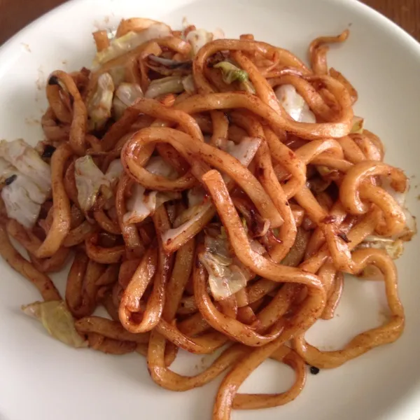 焼うどん。焼きそばソースを使って、焼きそば味に。醤油味も好きだけど、今日はソースで。かつお節かけたら、昼のお好み焼きと似てしまった。|masahiroさん