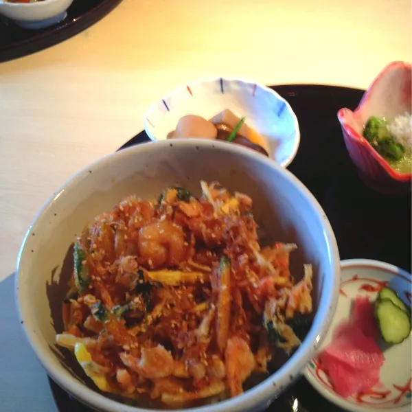 Snapdishの料理写真:この天丼ランチ500円！マグロ丼目指して来たんだけど、開店20分で売り切れ…残念(｡-_-｡)
あと、ランチ一人分だけ10分以上かかって出してきても、お詫びもなしに普通に出されて残念…接客で星2です…|hanyさん