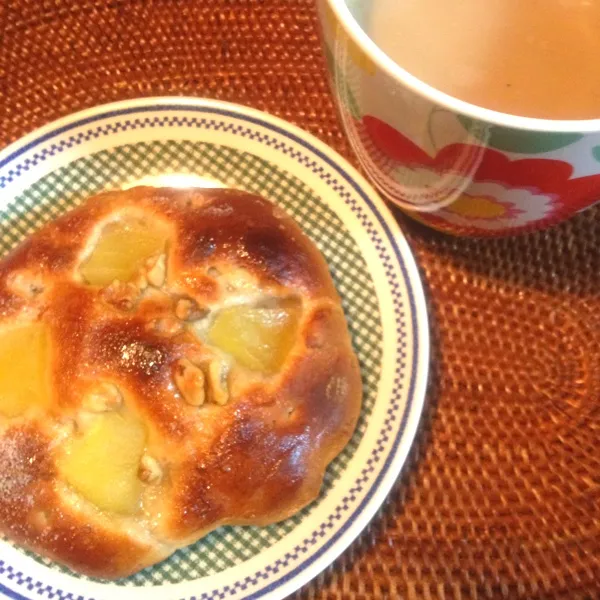 よるおやつ。りんごとクルミのパン
食べ過ぎ〜|chouchouさん