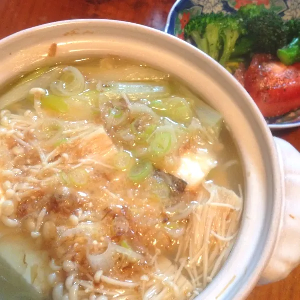 昨日は食べ過ぎたので、鍋で調節。
中華風に味付け。いろんな出汁がでて、薄味で十分！結局お腹いっぱいだけど…|chouchouさん