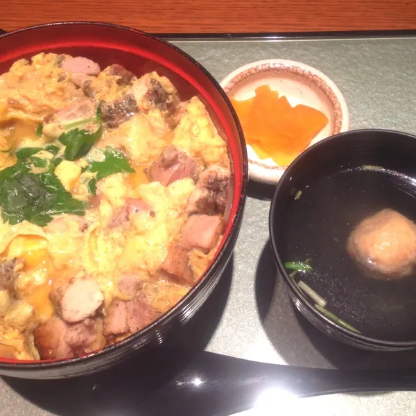 炭火焼親子丼でランチ。
鶏ガラスープも美味しかった〜！|chouchouさん