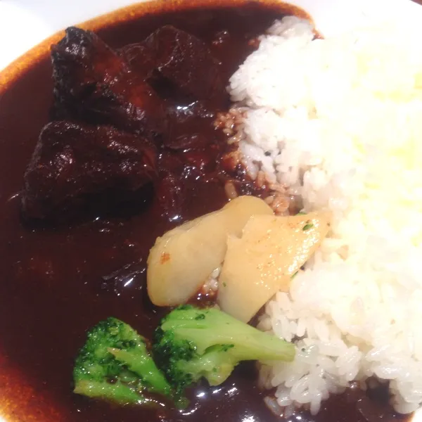 Snapdishの料理写真:月曜なのに珍しく夜カフェしてから帰宅。
牛すじカレー、お喋りしてたら冷めちゃいましたが美味しかったです。|chouchouさん