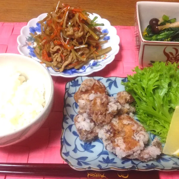 今日は、ザ・和食なメニューでなんだか、ホッとしました〜。
鶏の竜田揚げ、きんぴらごぼう、春菊としめじの煮浸し。きんぴらごぼうってお肉入ると一気におかず感が増しますね！お気に入りメニュー入りです。|chouchouさん