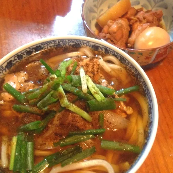 肉うどんふたたび！玉ねぎとお肉にしました。ちょっと甘過ぎたかな…。今回も黒七味をかけていただきました。鶏肉、大根、玉子の煮物を添えて。|chouchouさん