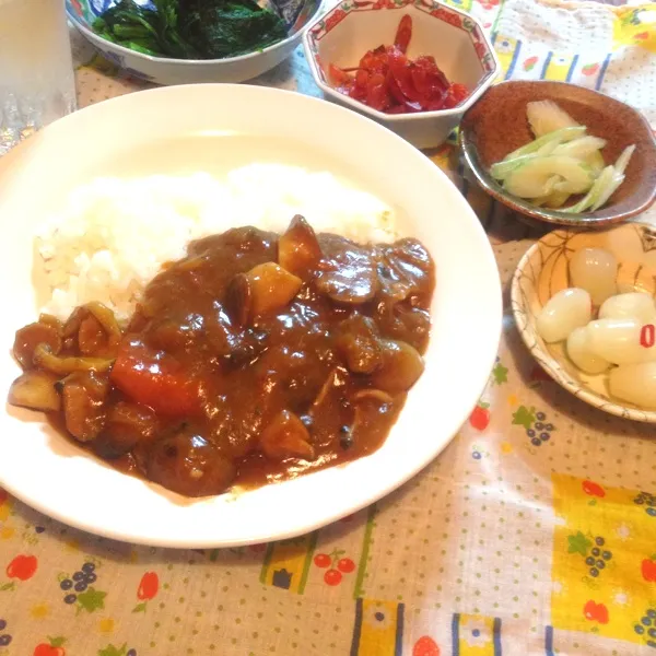 夏はカレーが食べたくなる！！
自家製キノコとチキンのカレー☆
美味しくできた〜。明日もカレー続きます♩|chouchouさん