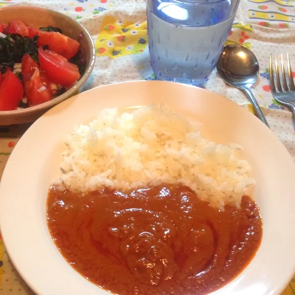 バターチキンカレーと海藻サラダが夜ご飯。
合ってるかはよくわかないメニューに…
でも、美味しかったんです！|chouchouさん