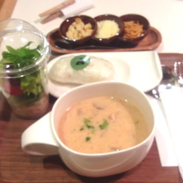 通りがかりで入店。
スープ専門店でランチ。豆乳と味噌の根菜スープと、ライスボール。ご飯はほんのり生姜味。
京都だから？味が少し薄かった〜。|chouchouさん