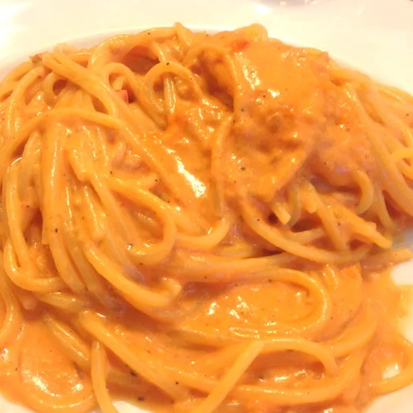 午前休だったので、ゆっくりランチ。
生うにのトマトクリームパスタに前菜三種。カプレーゼ、生ハムのサラダ仕立て、ヒラメのカルパッチョ。デザートはパンナコッタ。
美味しかった〜。|chouchouさん