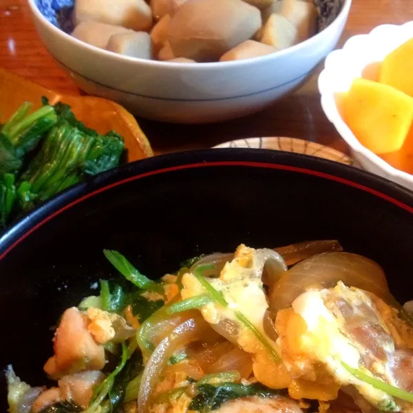 Snapdishの料理写真:今夜は親子丼！
里芋をお出汁で炊いたもの、ほうれんそう、デザートは今日も柿！美味しかったです😃|chouchouさん