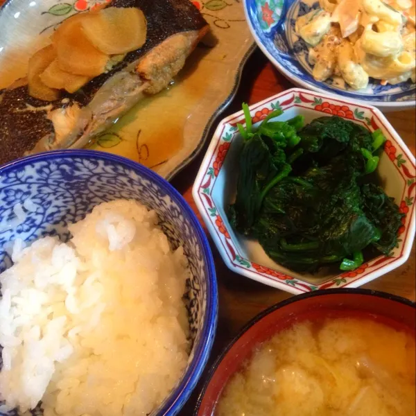 Snapdishの料理写真:今日は和食！のつもりがなぜかマカロニサラダも登場💦
鰈の煮付け、ほうれんそう黒七味がけ、ごはん、白菜と油揚げのお味噌汁、まさかのマカロニサラダ😁|chouchouさん