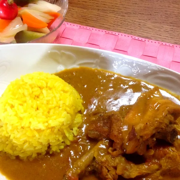 チキンカレーとターメリックライス、ピクルス、フルーツサラダ

お肉がホロホロで美味しかった〜。|chouchouさん