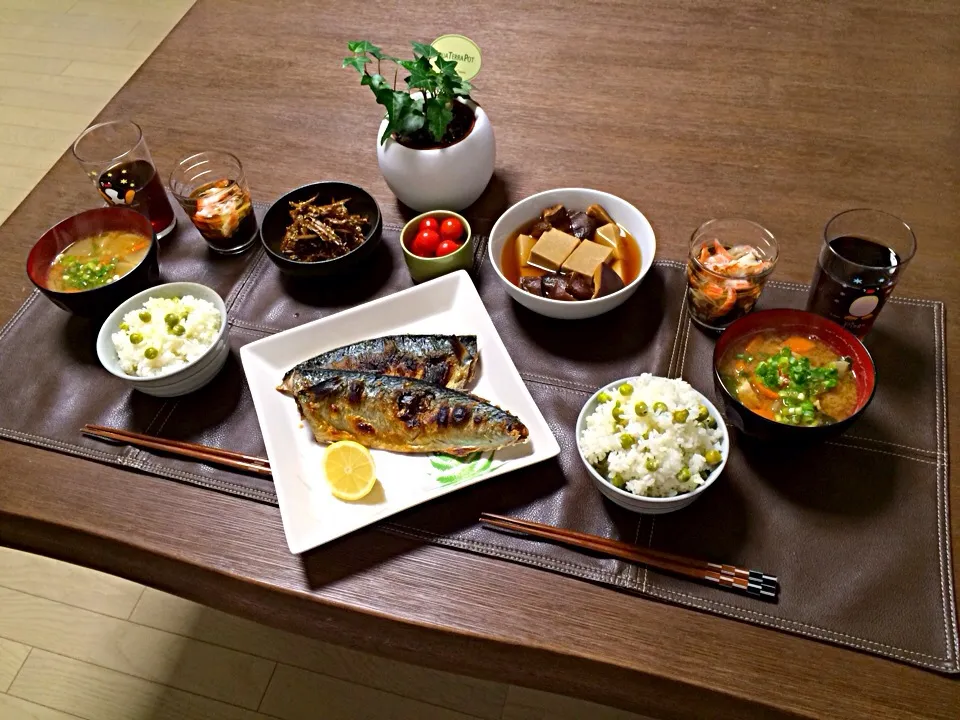 豆ごはん、鯖の塩焼き、きんぴら牛蒡、キャロルセブン🍅、高野豆腐の椎茸煮、カニカマもずく酢、豚汁|pentarouさん