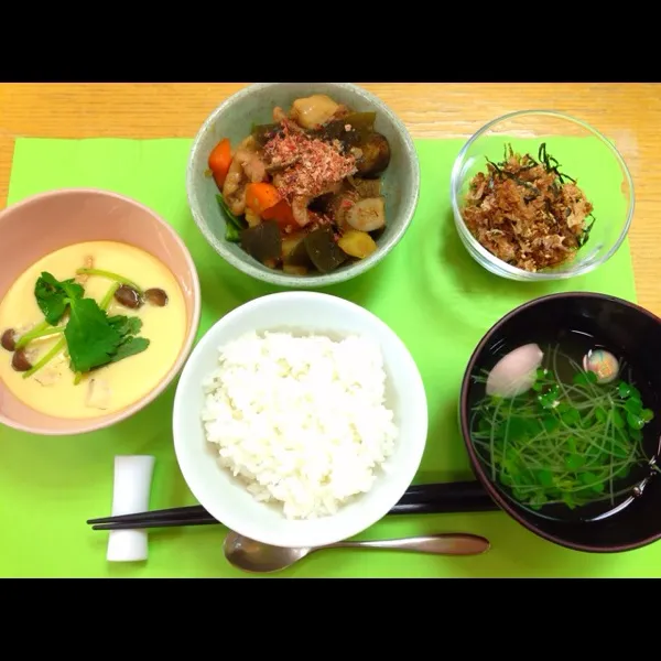 Snapdishの料理写真:今日のテーマはだしの取り方(*^o^*)
根菜の炒め煮、お吸い物、茶碗蒸し、手作りふりかけ|にゃんちょうさん