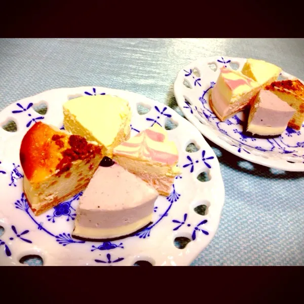 Snapdishの料理写真:母にお誕生日プレゼント買ってもらったー(*^o^*)四種類のチーズケーキ♡プレーン、ブルーベリー、ストロベリー、アップルシナモン♡|にゃんちょうさん