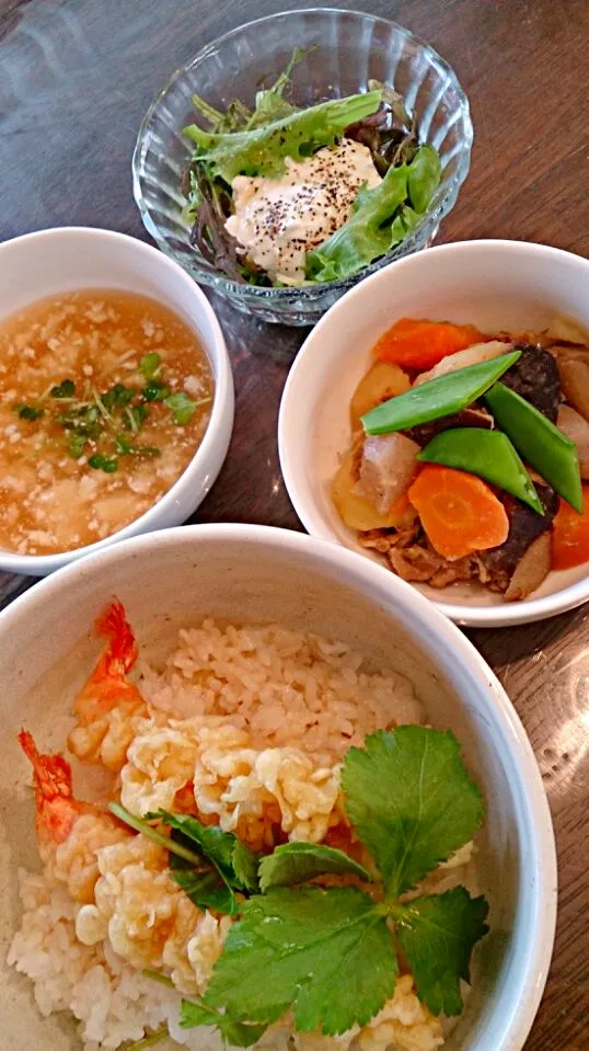 3月13日夕食。天丼・煮物・水切りヨーグルトのカプレーゼ風サラダ・崩し豆腐の汁|天野めぐみさん