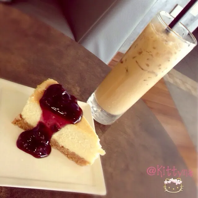 Snapdishの料理写真:🎀꒰๑˃͈꒵˂͈๑꒱୭̥*ﾞ̥♡⃛ Ɛn꒻öႸ Ice Latte & Blueberry cheese cake ✨|🎀Kittyna🌸さん