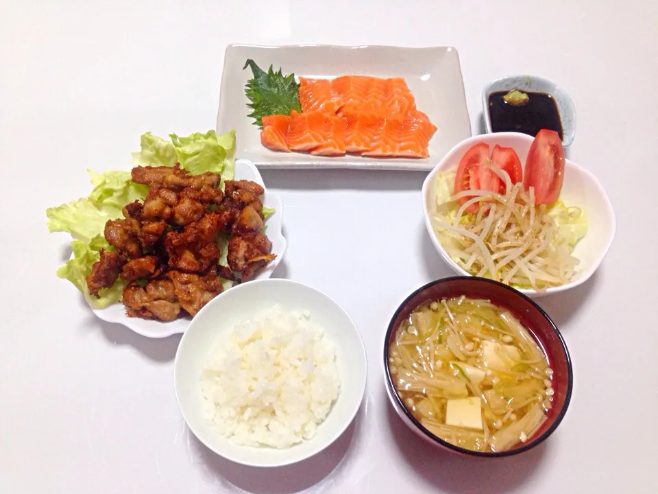 初の唐揚げ、サーモンの刺身、サラダ、えのきと豆腐の味噌汁、ご飯|Kazuko Arakiさん