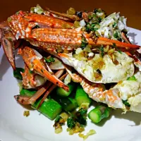 Butter Garlic Crab on top of Butterred Asparagus|Ruel J. Saunarさん