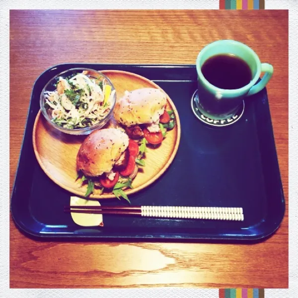 朝ごはん。昨日多めに作ったまぐろのカレームニエル使って水菜とプチトマトと胡麻ドレでサンドしたミニ胡麻パン、玉葱とツナとレモンとパクチーのブラックペッパーマヨサラダ、珈琲。|月さん