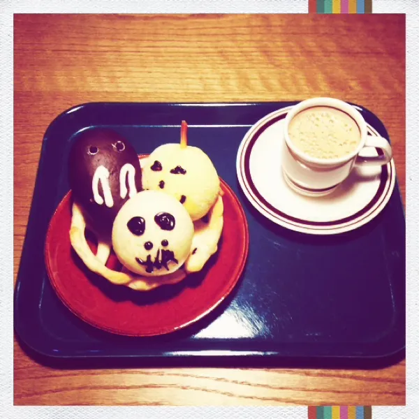 Snapdishの料理写真:朝ごはん。パン屋さんでみつけた
ハロウィンカーニバル。
チョコ入りパンとクッキーパン。
バスケット部分もパン生地。
カフェ・ラテ。|月さん