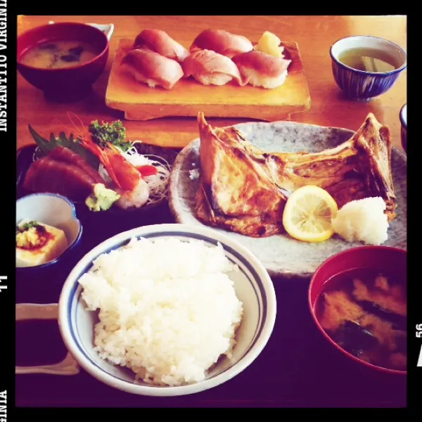 お昼ごはん。
おばあちゃんとごはん。
鮪のカマ塩焼き定食、中トロにぎり。|月さん