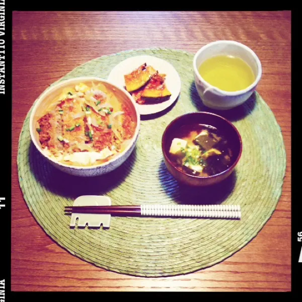 遅朝ごはん。カツ丼、豆腐と若布のお味噌汁、かぼちゃキムチ、お茶。
カツだけはお惣菜コーナーで買っちゃったけど
煮るのはちゃんと作りました(^-^)|月さん