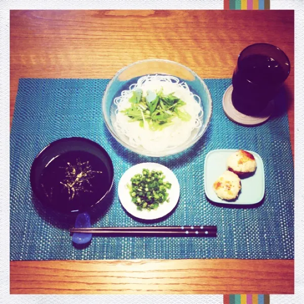 お昼ごはん。
揖保の糸そうめん＆水菜。
椎茸カップのツナマヨチーズ焼き。
天然水。|月さん