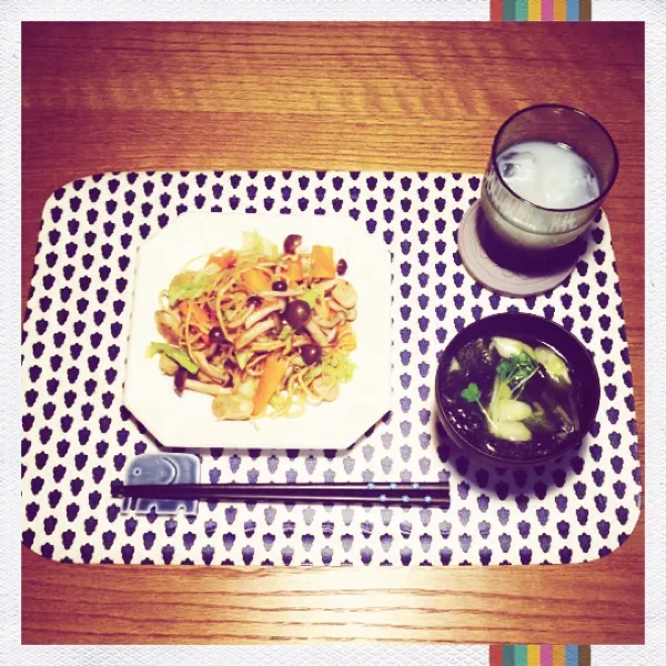 夜ごはん。チェダー＆ゴーダチーズのソーセージときのこ野菜の醤油バター味焼きそば。葱ともやしと若布のスープ、カルピス。秋限定の醤油バター焼きそばみつけたので久しぶりに焼きそば。|月さん