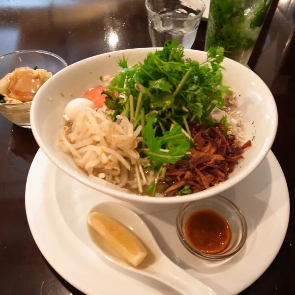 お昼ごはん。青野菜と豚しゃぶの冷やしラーメン＆サラダ、パクチー、水菜の下には冷しゃぶたっぷり🎶、バージンモヒート、メロンのショートケーキ。今回もまた杏橋幹彦さんの写真展を観にこちらのカフェへ🎶|月さん