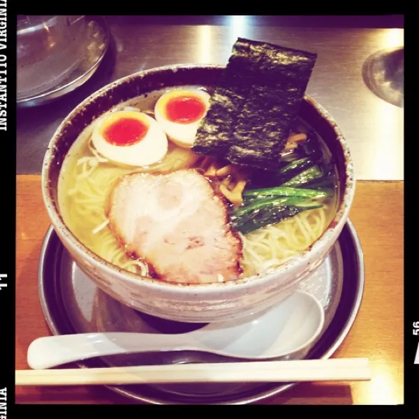 夜ごはん。鶏油味玉塩ラーメン（麺増量）
チャーシューごはん。
チャーシューごはんは妹とはんぶんこ。
出先で妹と偶然会って
久しぶりの麺屋 才蔵へ🎶|月さん