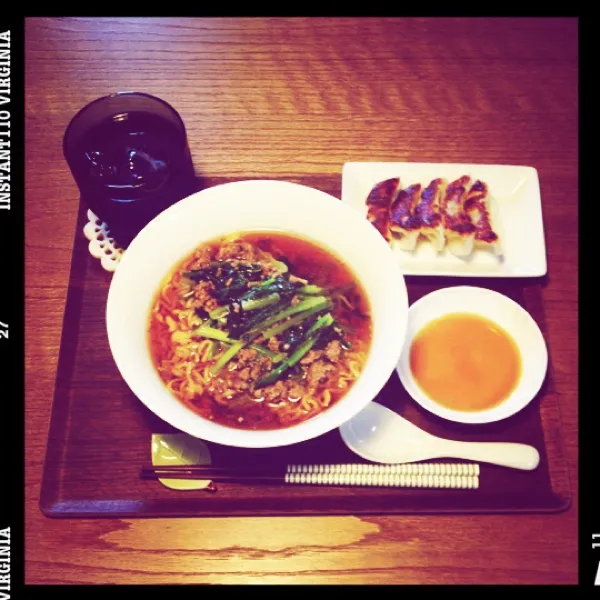 お昼ごはん。セブンイレブンの袋麺、金の麺を使った小松菜と挽肉炒めの醤油ラーメン、
焼き餃子、ミネラルウォーター。|月さん