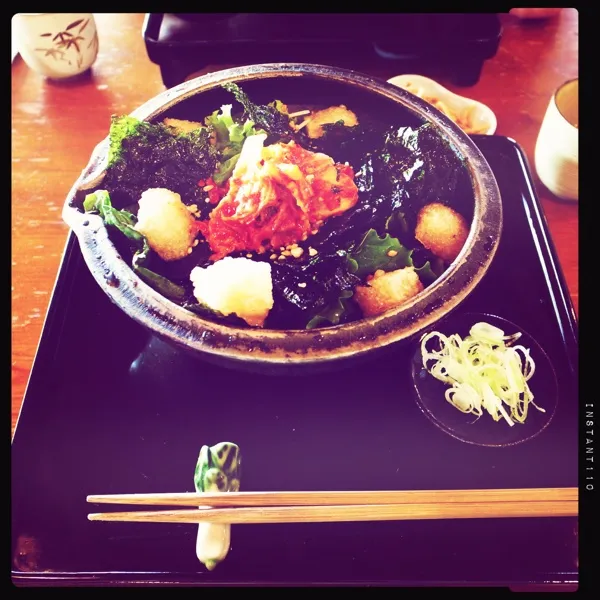 お昼ごはん。冷やしぶっかけ玄米餅（キムチ入り）＋この時期限定の鹿児島在来蕎麦。
玄米餅がおいしく韓国海苔とキムチ、サラダ、蕎麦の相性がすごく良いさっぱりメニュー。|月さん