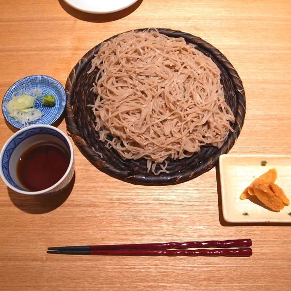 Snapdishの料理写真:土曜日の夜ごはん。もり蕎麦、焼きたけのこ。美味しかった。まだ他にも色々気になるものがあったけど最終の新幹線の時間が近づいてたのでこれだけ。今回のお出掛けはKITTEに始まりKITTEでおしまい。|月さん