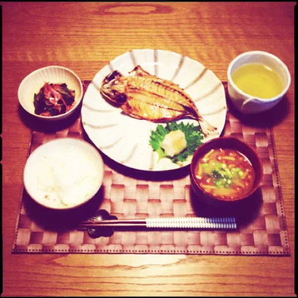 Snapdishの料理写真:夜ごはん。鯵の開きと大根おろし、なめこと豆腐の味噌汁、にらと生桜海老のおひたし、ごはん、お茶。|月さん