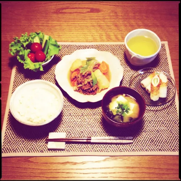 夜ごはん。肉じゃが、きゅうりとプチトマトのサラダ、ちくわきゅうりとちくわ金ごまチーズ、豆腐と若布の味噌汁、ごはん、お茶。|月さん