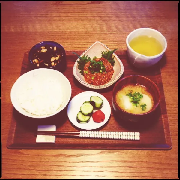 朝ごはん。いっぱいつくったひじきと大豆の煮物、納豆となめ茸、かぶの味噌汁、きゅうりの浅漬けと梅干し、ごはん、お茶。|月さん