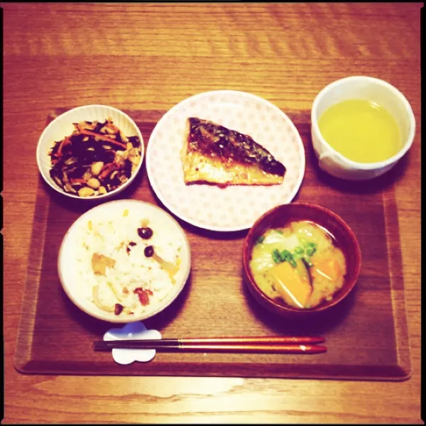 Snapdishの料理写真:夜ごはん。鯖の塩麹焼き、ひじきと大豆の煮物、キャベツとかぼちゃの味噌汁、炊き込みごはん、お茶。|月さん