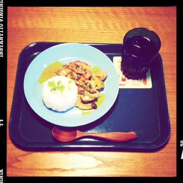 朝ごはん。昨日の残りのグリーンカレー、天然水。今朝のカレー、ちょっと甘くなってた(*´ω｀*)|月さん