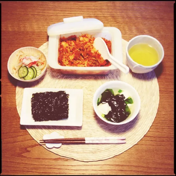 Snapdishの料理写真:朝ごはん。ツナとキムチのチャーハン、韓国海苔、豆腐と若布と葱のスープ、ゆでもやしとカニカマときゅうりのゆずポンサラダ、お茶。|月さん