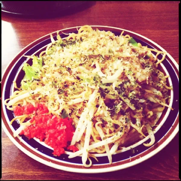 夜ごはん。鉄板焼きのお店の肉塩焼きそば、スパイスの加減がちょうど良く美味しい。青海苔ともやしの下には美味しい豚肉もしっかり入ってました。あと写真撮ってないけど大根と黒はんぺんのおでん。|月さん