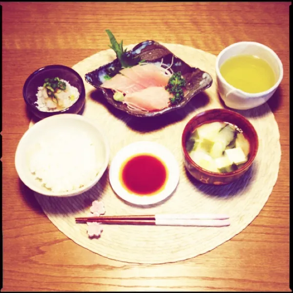 Snapdishの料理写真:夜ごはん。トンボマグロのお刺身、しらすおろしポン酢がけ、豆腐と白葱と若布の味噌汁、ごはん、お茶。|月さん