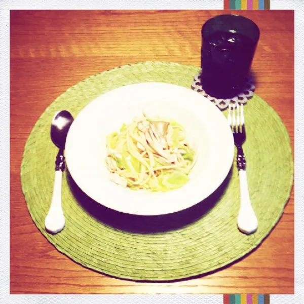 Snapdishの料理写真:夜ごはん。フォロワーさんに教えてもらったキャベツと鶏ササミの塩麹のパスタ、舞茸プラスしてみました。|月さん