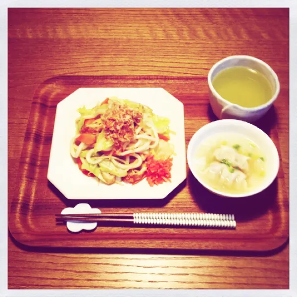 Snapdishの料理写真:夜ごはん。肉野菜ちくわ入り焼うどん、餃子スープ、お茶。|月さん